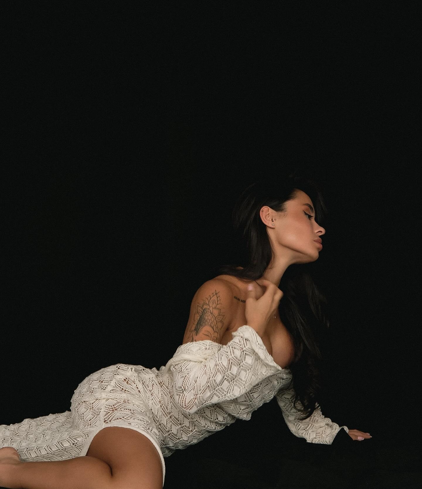 Надюша привлекальеная девушка из Амвросиевки цена от 8000 руб