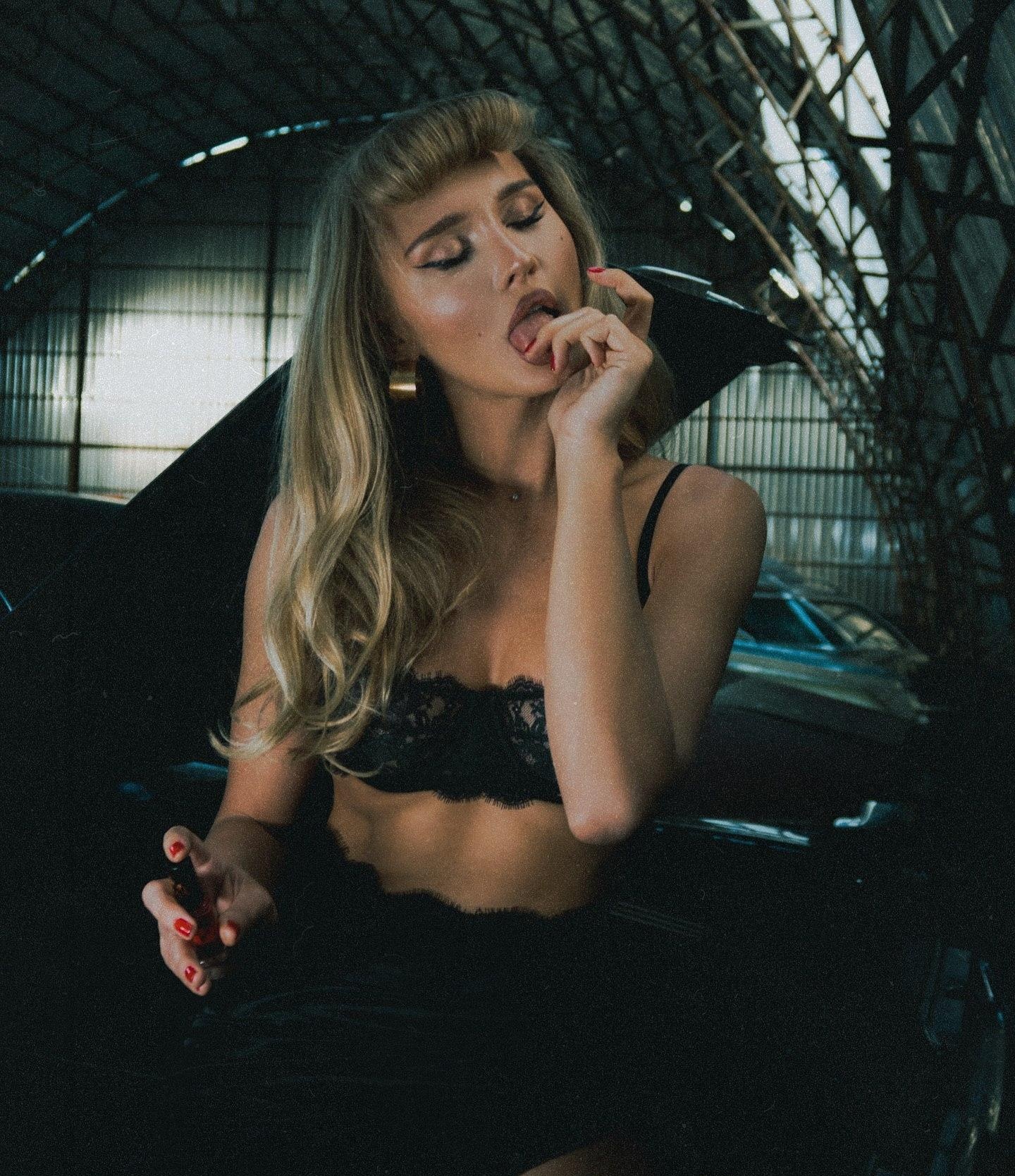 Вика привлекальеная девушка из Амвросиевки цена от 7000 руб