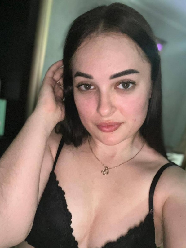 Инна привлекательная девушка из Амвросиевки цена от 3000 руб